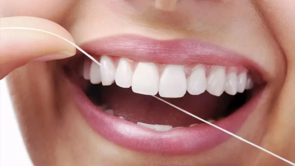 Fio Dental Antes ou Depois da Escovação? Descubra a Melhor Forma de Cuidar do Seu Sorriso